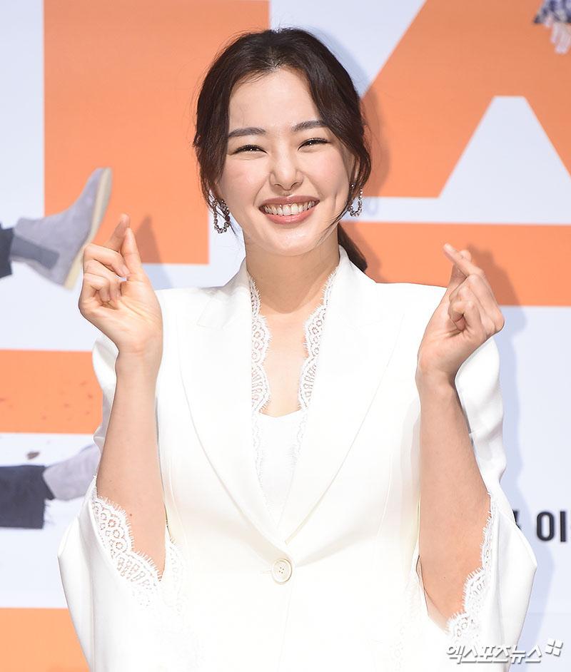 Actor Lee Ha-nui poses at the film Extreme Job production briefing session held at Apgujeong branch of Gangnam CGV in Sinsa-dong, Seoul on the morning of the 17th.Treasury rateAll white look that no one can digest.Like Mamma Mia (?)Beautiful smile.luxury dimples