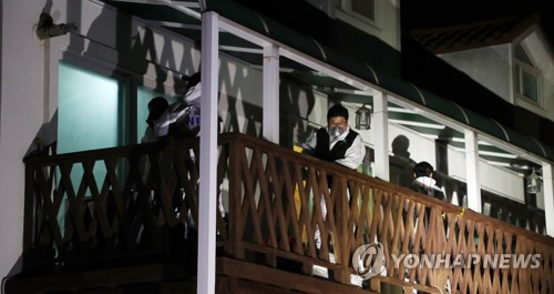 강릉펜션 사고 조사 중 (강릉=연합뉴스) 한상균 기자 = 10명의 사상자가 발생한 강릉시 경포의 아라레이크 펜션 사고 현장에서 18일 밤 국과수 관계자들이 조사하고 있다. 이날 오후 1시 12분께 이 펜션에서 대학수학능력시험을 끝낸 남학생 10명이 단체 숙박 중 의식을 잃고 쓰러진 것을 업주 등이 발견했다. 2018.12.18 xyz@yna.co.kr