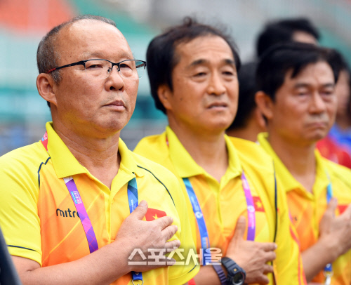 ‘2018 아시안게임’ 남자 축구 4강전 한국-베트남의 경기가 29일 인도네시아 보고르 파칸사리 스타디움에서 열렸다.베트남 박항서 감독이 국기에 대한 경례를 하고 있다. 2018. 8. 29.보고르(인도네시아) | 최승섭기자 thunder@sportsseoul.com