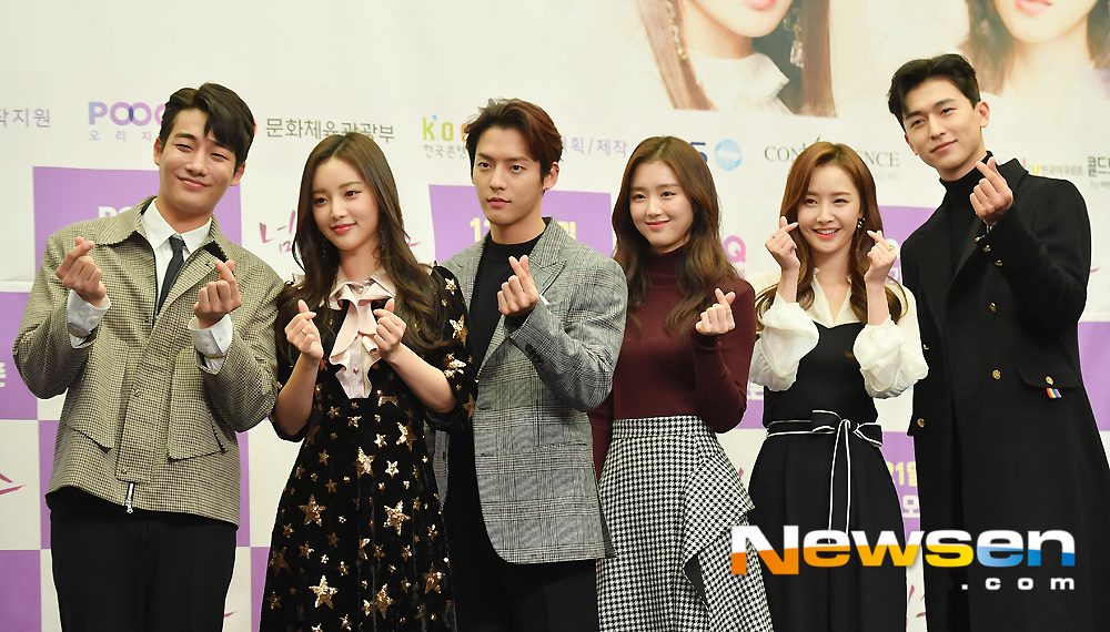 The production presentation of Drama Number Six was held at the Sangam-dong Stanford Hotel Grand Ballroom in Mapo District, Seoul City, on the afternoon of December 19.Directors Lee Min-hyuk, Baek Seo, Kwon Young-min, Woo Hee, Kang Yul, Han So Eun and Park Ki-hyun attended the production presentationexpressiveness