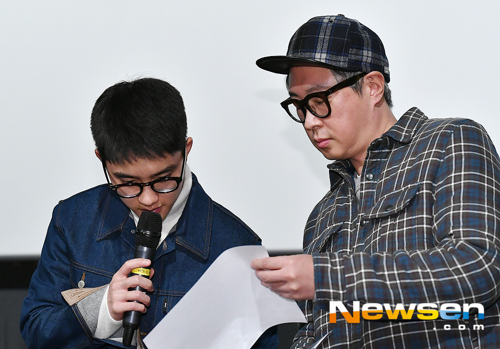 Actor Do Kyung-soo attends the stage greeting of the opening of the movie Swing Kids at CGV Yongsan I-Park Mall in Seoul Yongsan District on the afternoon of December 19 and is presenting an event, while watching the audience layout with director Kang Hyung-chul.useful stock