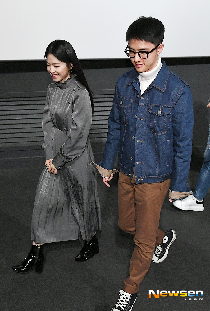 Actors Park Hye-soo, D.O. (EXO D.O.) is leaving after attending the stage greeting of the opening of the movie Swing Kids at CGV Yongsan I-Park Mall in Yongsan District, Seoul on the afternoon of December 19.