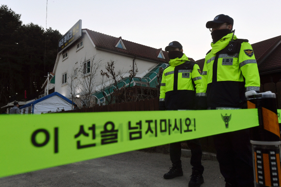 펜션 사고 현장 - 18일 고3 학생 10명이 개인체험학습을 떠났다가 3명이 숨지는 참변이 발생한 강원 강릉의 한 펜션에서 경찰이 폴리스라인을 치고 사고 현장 출입을 통제하고 있다. 강릉 박지환 기자 popocar@seoul.co.kr 펜션 사고 현장 - 18일 고3 학생 10명이 개인체험학습을 떠났다가 3명이 숨지는 참변이 발생한 강원 강릉의 한 펜션에서 경찰이 폴리스라인을 치고 사고 현장 출입을 통제하고 있다. 강릉 박지환 기자 popocar@seoul.co.kr