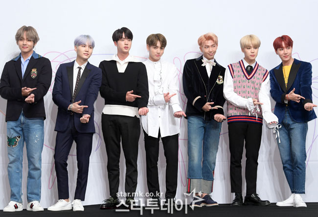 The start of the full-scale move began in May.Those who showed off their terrifying firepower by winning the Top Social The Artist Award for the second consecutive year at the 2018 Billboards Music Awards also presented their third full-length album, LOVE YOURSELF Tear, and their title song, Fake Love (FAKE LOVE) comeback stage.World peoples attention was focused on the comeback stage of the first Asian singer Billboards.This was just the beginning of a golden history written by BTS, which was the first place on the Billboards main album chart, Billboards 200.As it entered the World music market, it caused a stir: The first place in the Korean groups first performance and the first non-English foreign language album since 2006It was a proud new history of K-pop and a meaningful footprint in World music history.The title song Fake Love also entered the top 10 on the single chart Hot 100 and made its name for the fourth consecutive week.He also made history with his Love Yourself world tour.Those who performed a concert of 90,000 people at the Jamsil Stadium in Seoul over two days in August, began their concerts throughout North America, starting with the United States of America LA Staples Center.The United States of America and Canada were held in total with a total of 220,000 tours, of which the New York City Field performance, a symbol of United States of America popular music, was the first record for a Korean singer concert.Since then, Europe has met nearly 500,000 fans in England, Germany, the Netherlands and France and Japan.In addition, as the first Korean singer, he attended the UNICEF Youth Agenda Generation Unlimited event held at the UN headquarters and delivered a strong message to the global community by giving a speech in English for seven minutes.The cross-border repercussions continued.At the 2018 American Music Awards held in October, he also held the Favorite Social Artist trophy.In November, the 2018 MTV Europe Music Awards, the most prestigious music awards ceremony held in Europe, won two gold medals in the Best Group and Biggest Fans category.In recognition of his contribution to the spread of Korean Wave and Hangul, he received the Hwagwan Cultural Medal as the first and youngest idol ever, and achieved the record of 2,033,475 copies, the highest cumulative sales volume of Gaon charts with the repackaged album Love Your Self Relief Ancer.The cumulative sales volume of the album released after debut also exceeded 10 million copies.The most tweeted accounts and figures first place in the former WorldIt proved its World influence by climbing the list, and it was also named the first Korean singer on the Bloomberg 50 list by United States of America Bloomberg.The New York Times Best Song of the Year also included two songs: BTS Fake Love and member Büs solo song Singularity.I said Hosadama or measles.Member Ji Min was attacked by Japan far-right politicians and organizations for his atomic bomb photos on the liberation T-shirt he wore during the world tour.As a result, the appearance of the Japanese music program Asahi Music Station was suddenly canceled, but it also reminded the former World of Japans past colonial atrocities.Even in the ongoing atmosphere, he showed off his strength by gathering 100,000 Tokyo Dome audiences.The BBC has called the Beatles for the 21st Century for the global superstar BTS.BTS (BTS), which is the keyword itself, which is applied for as a trademark right as well as the team English name BTS as well as the fandom name ARMY.