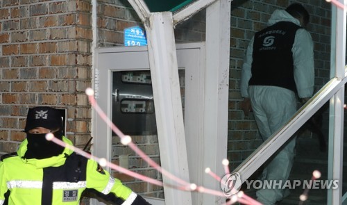 펜션 조사하는 가스폭발화재조사관 (강릉=연합뉴스) 한상균 기자 = 10명의 사상자가 발생한 강릉시 경포의 아라레이크 펜션 사고현장에 18일 밤 가스폭발화재조사관이 들어가고 있다. 2018.12.18 xyz@yna.co.kr
