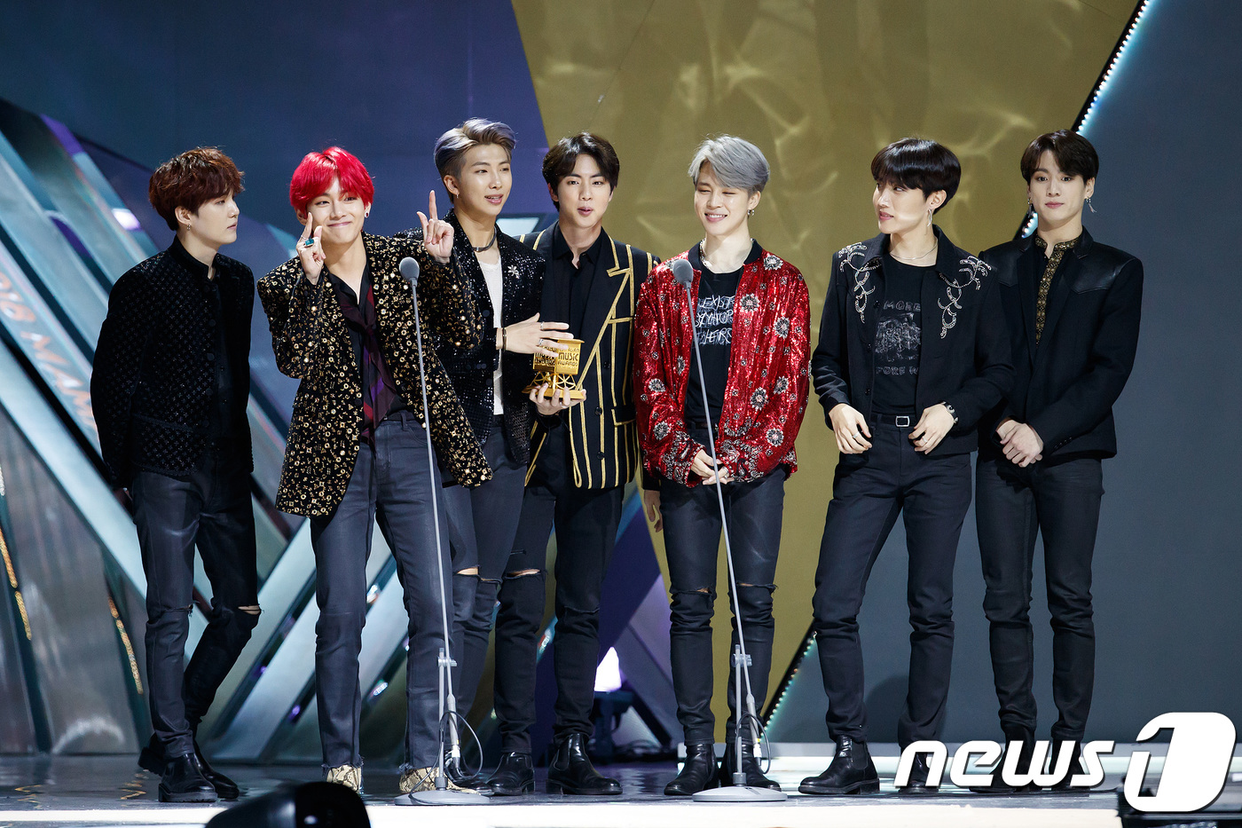 According to the 51st annual ranking of Oricon released Tuesday, BTS LOVE YOURSELF Answer topped the list of Overseas Album Rankings.The Japans third album, FACE YOURSELF, released in April, ranked seventh in the album rankings, and BTS ranked sixth in the Artist Sales Rankings.As a result, BTS ranked top 10 in overseas albums, albums and Artist rankings this year, ranking the highest among Korean Singers as well as overseas Artists.The Artist sales ranking is the only overseas Artist to be named.BTS regular third album, FACE YOURSELF, features a total of 12 songs, including the themes of the drama Dont Leave Me and ballad songs Let Go, as well as the Japanese versions of DNA and MIC Drop, which have been loved worldwide.The album exceeded 250,000 copies in June and earned the Platinum certification in the Gold Disc Recognition Works released by the Japan Record Association.