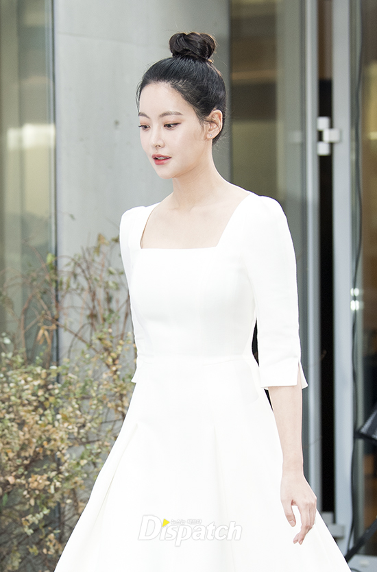Oh Yeon-seo attended the Cosmetic brand launch event held at a studio in Nonhyun-dong, Gangnam-gu, Seoul on the afternoon of the 20th.Oh Yeon-seo looked neat with all-white look - keeping her bright face despite the cold weather.pure white beautyCareful CarefulThe doll is standing