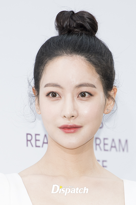 Oh Yeon-seo attended the Cosmetic brand launch event held at a studio in Nonhyun-dong, Gangnam-gu, Seoul on the afternoon of the 20th.Oh Yeon-seo looked neat with all-white look - keeping her bright face despite the cold weather.pure white beautyCareful CarefulThe doll is standing