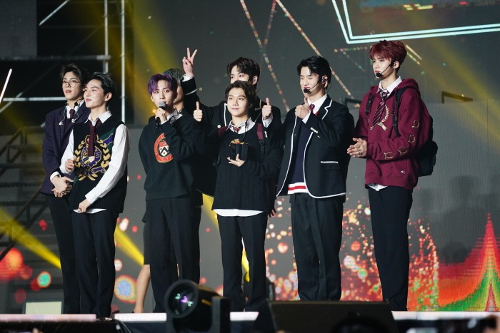 The 2018 South Korea Popular Music Awards ceremony, which is a big festival that everyone in K-pops, including singers, producers and performers, enjoys together, was completed magnificently and measured the driving force of the K-pop Korean Wave.The 2018 South Korea Popular Music Awards Ceremony (hereinafter referred to as 2018 KPMA) was held at the 1st KINTEX exhibition hall in Ilsan, Goyang, Gyeonggi Province on the 20th.2018 KPMA is the first K-pop music festival to be held this year. It is an event to confirm another starting point of K-pop Korean Wave based on the harmony of the actual subjects of K-pop industry such as Korean Singer Association, Korea Entertainment Producers Association, Korea Music Producers Association, Korea Music Copyright Association and Korea Popular Culture and Arts Industry Federation It has.The 2018 KPMA stage, which started with the stage of I Have A Dream performed by Ohmai Girl Seunghee - Pentagon Jinho Hui - The Boys member bow, the main grade and Eric, along with the performance of multi-player Kwon Byung-ho, is a super junior Lee Tae-kwon and actor Jin Se-yeon. Here we go.Particularly noteworthy was the field of awards.K-pop The Artist, which has a variety of spectrums as KPMA, which is a fair awards ceremony enjoyed by all K-pops, was selected as a representative, and the fields that honor the achievements of actual producers, performers, elders and original K-pop legends were newly created.In detail, first, Mamma Mu, Omai Girl, Roy Kim, and NCT127, Momo Land, BtoB, REDVelvet, TWICE, Wanna One and BTS, and others, including the representative fields of the year, including Wanna One, TWICE, and BTS, I got it.The Boys and (girls) children have been highlighted as the years flagship great gods.In addition, it is not only various genres such as △ Indy (Shon), △ Dance (Cheongha and REDVelvet), △ Hip-hop (Simon Dominic), △ Trot (Tae Jin-ah & Gangnam, Hong Jin-young), △ OST (Ben), △ Ballad (BtoB), △ R & B (Urbanzakapa), △ popular music demonstration (Kwon Byung-ho), △ popular music singing (Pentagon) There were also awards for representatives recognized by all K pop artists, including the producer award (CEO of Starship Enter in Kim Si-dae), the Korean Wave Performance Award (Super Junior), and the Cho Yong-pil.As a measure of breathing with the public, it also led to awards that recognized the flow of K-pop Korean Wave, which breathes widely from the Ole TV Best (Warner One) and the Popular Award (Warner One and Exo), which made it a fun ceremony for everyone to enjoy together.The biggest winner of the 2018 KPMA was Wanna One.Wanna One won four awards including the singer award, the main prize, the Ole TV Best Artist award, and the popular prize, and firmly established the so-called National Boy Group.BTS (album and main prize), TWICE (sound source and main prize), REDVelvet (dance and main prize), and BtoB (ballad and main prize) won the two titles.In addition, Ben, who celebrated his 50th anniversary with his debut, Cho Yong-pil, who celebrated his 9th year of debut, Oh My Girl, who was the first music broadcast of the year, and Momo Land, who had the best year with his representative song Fooling, did not have much connection with the award or the first awards of The Artists.Overall, 2018 KPMA is a year-end festival and an awards ceremony held in a fair and rich form as an awards ceremony where not only the public and The Artist but also all the subjects of K-pop such as performers, producers and producers gather together.Of course, the lack of attractions such as problems in the system between events and special stages due to the stage composition centered on the remix of representative songs seems to be a small improvement point, but it can be highly appreciated in that it has been successfully conducted as much as the purpose.Meanwhile, 2018 KPMA will start at 5 pm RED carpet event on the day, and will start at 7 pm at this event. As well as domestic platforms such as Ole TV and Ole TV mobile,(Symbol ceremony) and predicted the first start as a global representative K-pop awards ceremony.