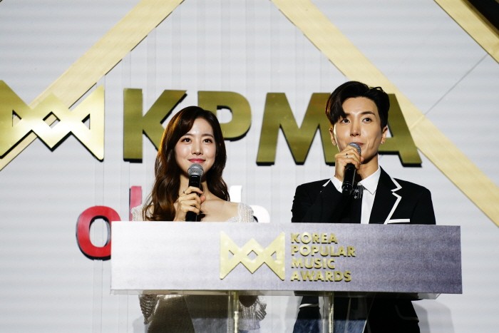 The 2018 South Korea Popular Music Awards ceremony, which is a big festival that everyone in K-pops, including singers, producers and performers, enjoys together, was completed magnificently and measured the driving force of the K-pop Korean Wave.The 2018 South Korea Popular Music Awards Ceremony (hereinafter referred to as 2018 KPMA) was held at the 1st KINTEX exhibition hall in Ilsan, Goyang, Gyeonggi Province on the 20th.2018 KPMA is the first K-pop music festival to be held this year. It is an event to confirm another starting point of K-pop Korean Wave based on the harmony of the actual subjects of K-pop industry such as Korean Singer Association, Korea Entertainment Producers Association, Korea Music Producers Association, Korea Music Copyright Association and Korea Popular Culture and Arts Industry Federation It has.The 2018 KPMA stage, which started with the stage of I Have A Dream performed by Ohmai Girl Seunghee - Pentagon Jinho Hui - The Boys member bow, the main grade and Eric, along with the performance of multi-player Kwon Byung-ho, is a super junior Lee Tae-kwon and actor Jin Se-yeon. Here we go.Particularly noteworthy was the field of awards.K-pop The Artist, which has a variety of spectrums as KPMA, which is a fair awards ceremony enjoyed by all K-pops, was selected as a representative, and the fields that honor the achievements of actual producers, performers, elders and original K-pop legends were newly created.In detail, first, Mamma Mu, Omai Girl, Roy Kim, and NCT127, Momo Land, BtoB, REDVelvet, TWICE, Wanna One and BTS, and others, including the representative fields of the year, including Wanna One, TWICE, and BTS, I got it.The Boys and (girls) children have been highlighted as the years flagship great gods.In addition, it is not only various genres such as △ Indy (Shon), △ Dance (Cheongha and REDVelvet), △ Hip-hop (Simon Dominic), △ Trot (Tae Jin-ah & Gangnam, Hong Jin-young), △ OST (Ben), △ Ballad (BtoB), △ R & B (Urbanzakapa), △ popular music demonstration (Kwon Byung-ho), △ popular music singing (Pentagon) There were also awards for representatives recognized by all K pop artists, including the producer award (CEO of Starship Enter in Kim Si-dae), the Korean Wave Performance Award (Super Junior), and the Cho Yong-pil.As a measure of breathing with the public, it also led to awards that recognized the flow of K-pop Korean Wave, which breathes widely from the Ole TV Best (Warner One) and the Popular Award (Warner One and Exo), which made it a fun ceremony for everyone to enjoy together.The biggest winner of the 2018 KPMA was Wanna One.Wanna One won four awards including the singer award, the main prize, the Ole TV Best Artist award, and the popular prize, and firmly established the so-called National Boy Group.BTS (album and main prize), TWICE (sound source and main prize), REDVelvet (dance and main prize), and BtoB (ballad and main prize) won the two titles.In addition, Ben, who celebrated his 50th anniversary with his debut, Cho Yong-pil, who celebrated his 9th year of debut, Oh My Girl, who was the first music broadcast of the year, and Momo Land, who had the best year with his representative song Fooling, did not have much connection with the award or the first awards of The Artists.Overall, 2018 KPMA is a year-end festival and an awards ceremony held in a fair and rich form as an awards ceremony where not only the public and The Artist but also all the subjects of K-pop such as performers, producers and producers gather together.Of course, the lack of attractions such as problems in the system between events and special stages due to the stage composition centered on the remix of representative songs seems to be a small improvement point, but it can be highly appreciated in that it has been successfully conducted as much as the purpose.Meanwhile, 2018 KPMA will start at 5 pm RED carpet event on the day, and will start at 7 pm at this event. As well as domestic platforms such as Ole TV and Ole TV mobile,(Symbol ceremony) and predicted the first start as a global representative K-pop awards ceremony.