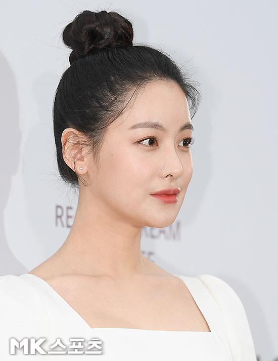 Actor Oh Yeon-seo poses at a photo event held at a studio in Nonhyun-dong, Gangnam-gu, Seoul on the afternoon of the 20th.