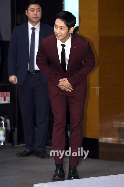 Jung Hae In greets at Jung Hae In Fan signing event held at Hyundai Department Store Trade Center in Samsung-dong, Seoul on the afternoon of the 20th.