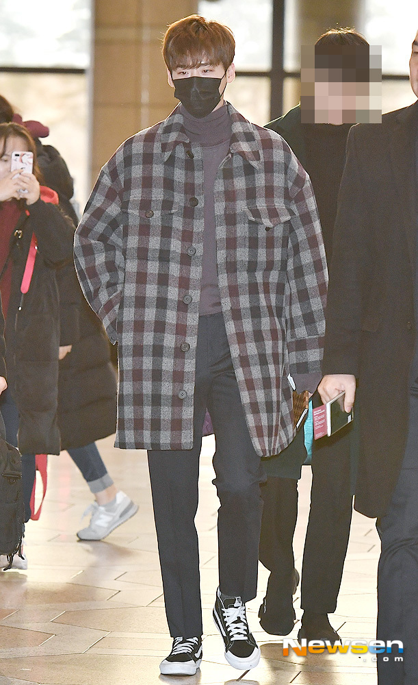 Actor Lee Jong-suk departs for Beijing, China, via Gimpo International Airport in Gangseo-gu, Seoul, on a scheduled overseas trip on the morning of December 20.