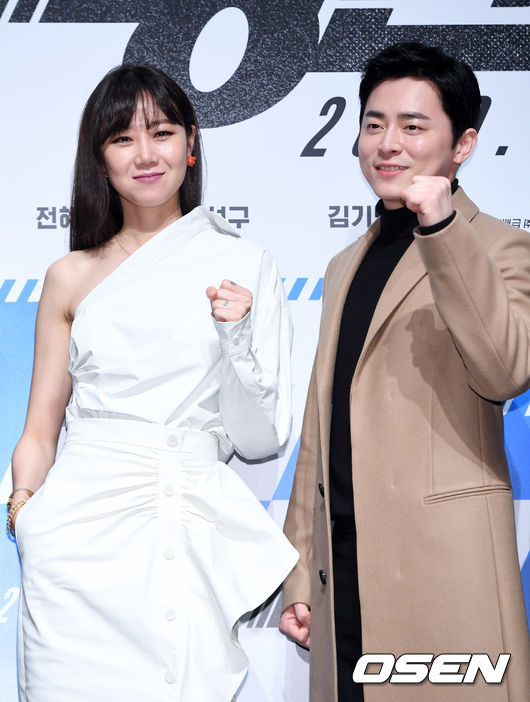 On the morning of the 20th, CGV Apgujeong in Sinsa-dong, Gangnam-gu, Seoul, the film Hye-Jin Jeon production report, Gong Hyo-jin and Jo Jung-suk have photo time.