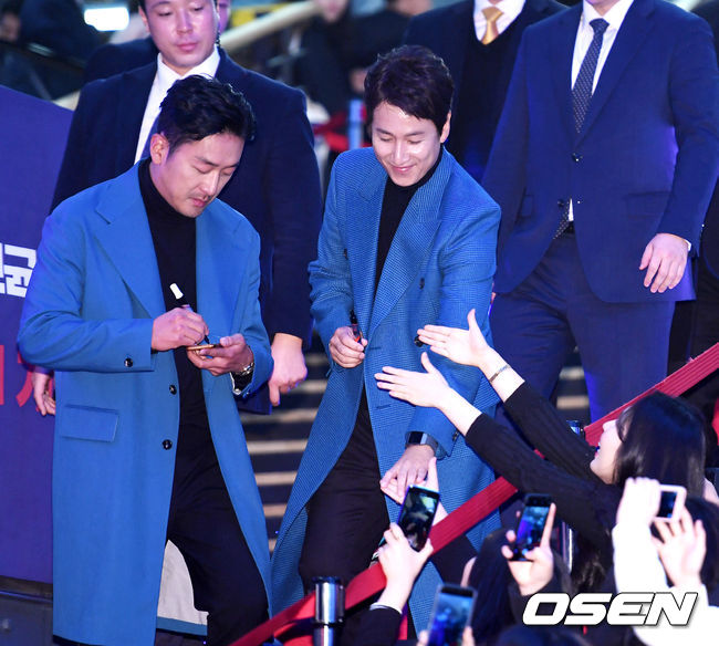 Actor Ha Jung-woo and Lee Sun Gyun are signing their fans at the PMC: The Bunker Red Carpet & Mini Showcase at Megabox COEX in Seoul, Korea on the afternoon of the 20th.