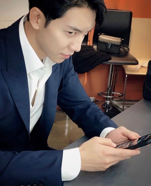 Singer and actor Lee Seung-gis daily life was captured and fans attention was focused.Lee Seung-gis agency posted a picture on Lee Seung-gis official SNS on the afternoon of the 20th with a message saying, Lets watch it, lets work hard.Lee Seung-gi, who is dressed in a suit and is hot, is enjoying a break while watching his cell phone during his break.He laughed at Camera, who was taking a picture of himself, and fired his eyes as if he were staring at him.Fans have various comments such as Why are you so cute, It can be easy, It is so funny and It is a little easy and easy.Meanwhile, Lee Seung-gi will make a comeback with Drama Vagabond (playplayplay by Jang Young-chul, directed by Yoo In-sik), which is scheduled to air next year.Lee Seung-gi SNS Provides