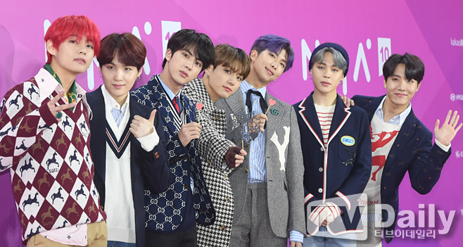 Group BTS ranked the highest among overseas artists in the Japan Oricon annual rankings.According to the 51st Oricon Annual Ranking 2018 released on the 20th (local time), BTS Love Yourself Resolution Answer (LOVE YOURSELF Answer) ranked first in the Overseas Album Ranking.Also released in April, Japans third full-length album, Babyface Yourself (FACE YOURSELF), ranked seventh in the album rankings, while BTS ranked sixth in the Artist Sales Rankings.As a result, BTS ranked top 10 in overseas albums, albums and artist rankings this year, ranking the highest among Korean singers as well as overseas artists.In particular, the Artist Sales Ranking was the only overseas artist to be named.BTSs regular third album, Babyface Yourself, is the theme song for the drama Signal Long-term Unsolved Case Investigation Team ( ), including Dont Leave Me and ballad song Let Go as well as Dienei (DNA) Mike Drop (MIC Drop) It contains a total of 12 songs, including the language version.The album exceeded 250,000 copies in June and earned the Platinum certification in the Gold Disc Recognition Works released by the Japan Records Association.