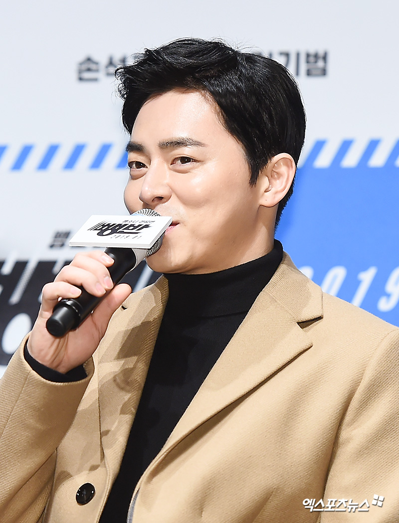 Actor Jo Jung-suk, who attended the film Hye-Jin Jeon production briefing session held at CGV Appgujeong in Sinsa-dong, Seoul on the morning of the 20th, greets him.