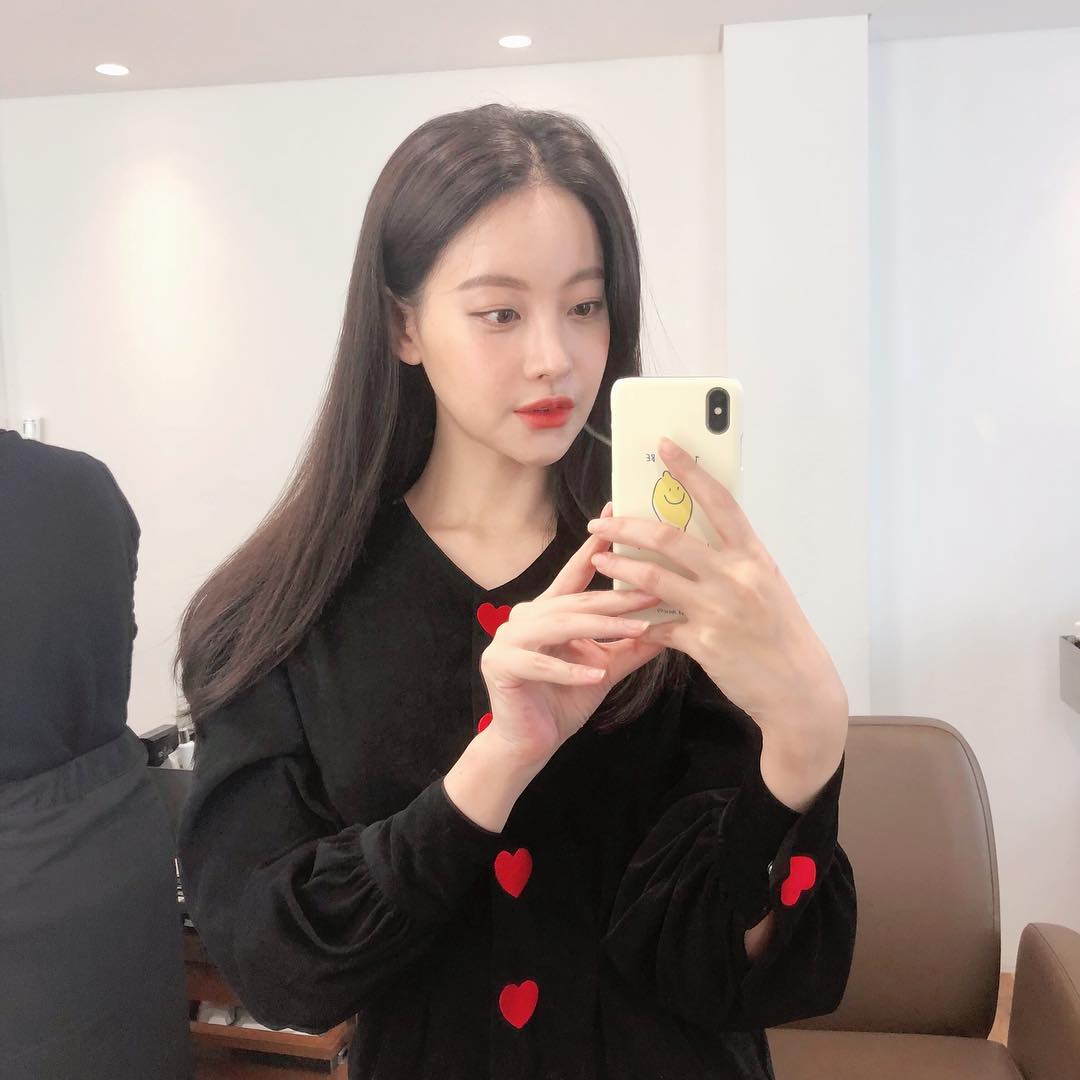 Actor Oh Yeon-seo told me about his lovely recent situation.On the 19th, Oh Yeon-seo posted a picture on his instagram with an article entitled Hello.In the photo, Oh Yeon-seo is seen taking a mirror selfie, sporting a calm yet youthful vibe; his superior visual captures Sight.Oh Yeon-seo is reviewing his next film after the movie Cheese in the Trap, which was released in March.Photo = Oh Yeon-seo Instagram