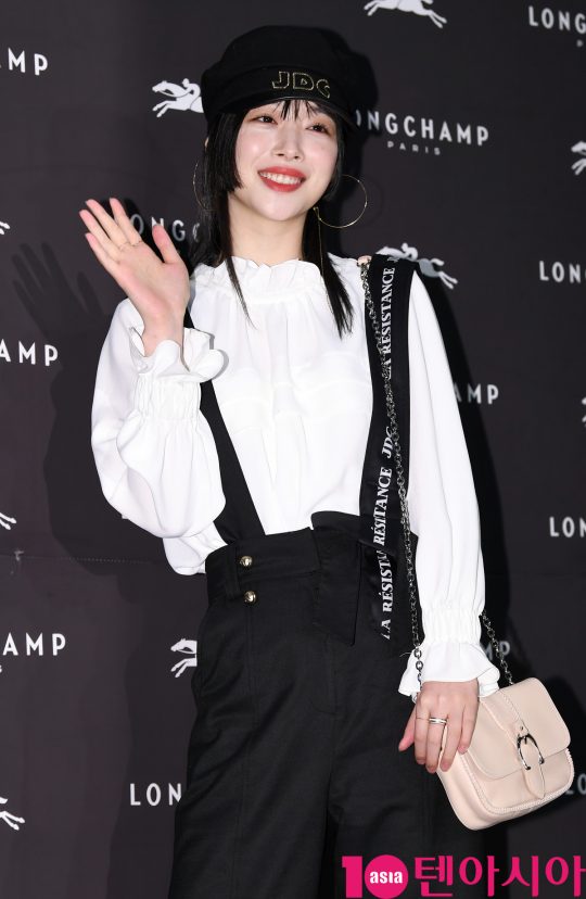 Celebrity Sulli poses at the Longchamp Photo Call Event held at the Department Store in Songpa-gu, Seoul on the afternoon of the 21st.