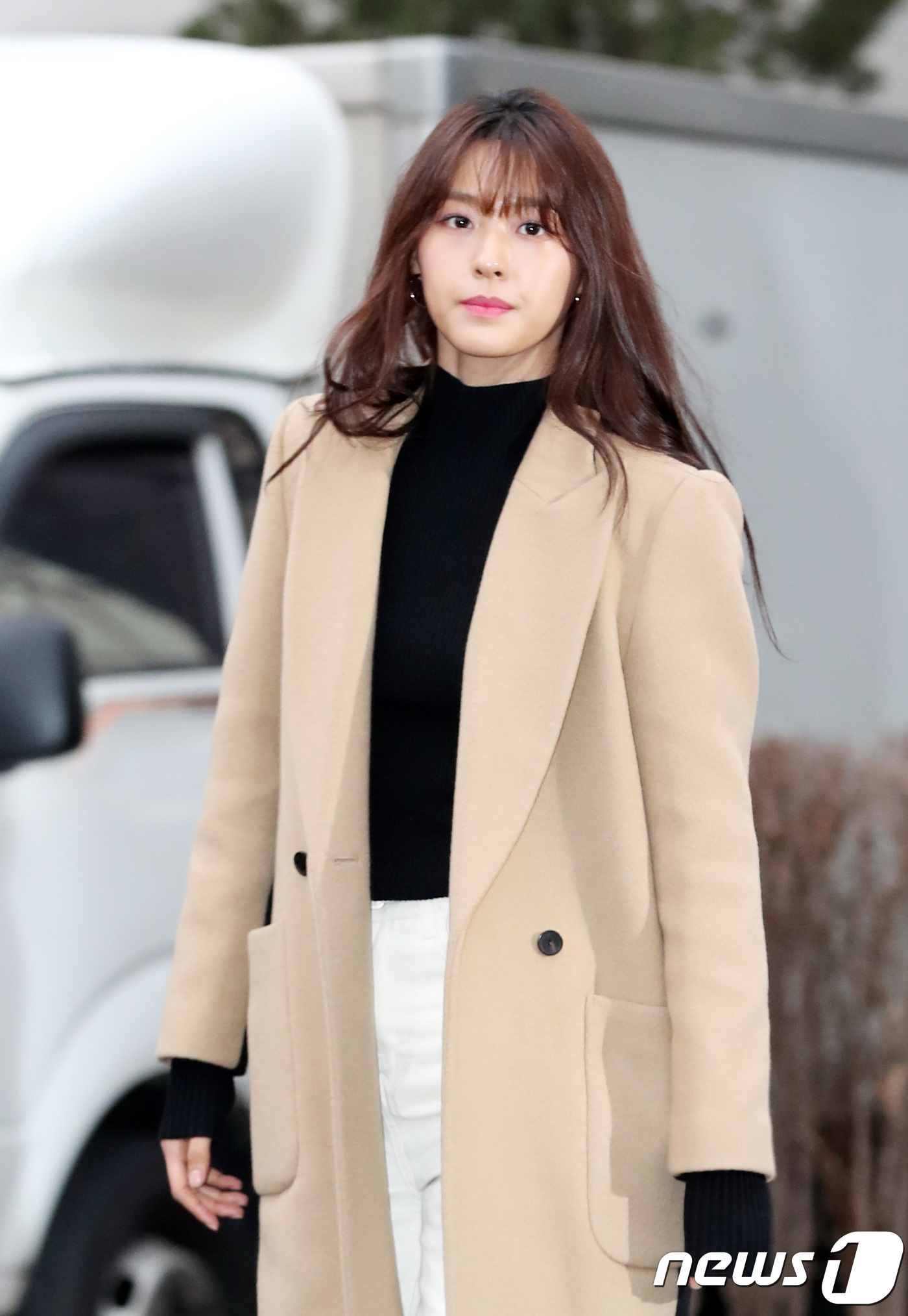 Seoul=) = AOA Seolhyun is moving by car after completing KBS 2TV Music Bank (MU Bang) rehearsal at the public hall of KBS New Building in Yeouido, Seoul on the morning of the 21st.December 21, 2018