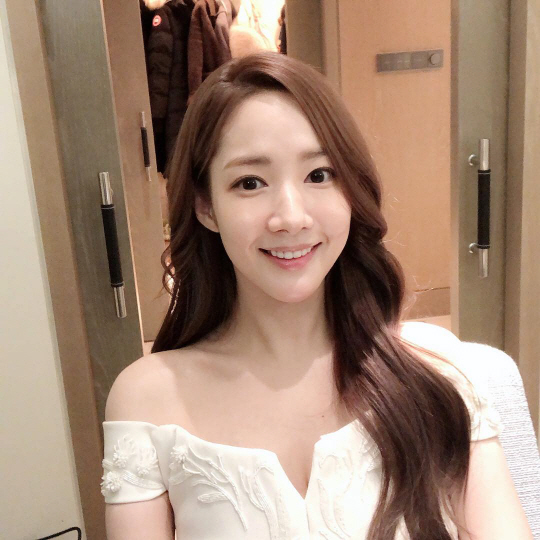 Actor Park Min-young has unrivaled beautyPark Min-young posted a picture on his SNS on the 21st with Mignon Team!Park Min-young in the photo is smiling brightly in a white dress that matches the creamy skin.Park Min-young is considering appearing on TVN drama Her Privacy scheduled to be broadcast in the first half of next year.