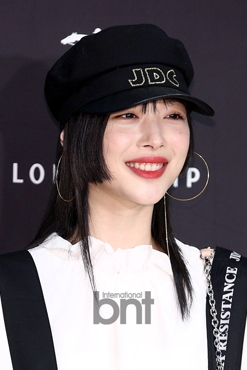 Singer Sulli poses at the photo call event commemorating the opening of the Long Sham Boutique Renewal held at Jamsil Store in Lotte Department Store, Jamsil-dong, Songpa-gu, Seoul on the afternoon of the 21st.news report