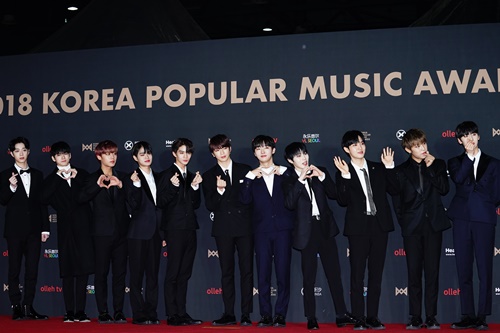 honorGroup Wanna One held the grand prize trophy in their arms at the 2018 KPMA.Wanna One is a four-princess who has won the OleTV Best The Artist Award, Popular Award, Bonus Award, and GaAwardsI achieved my achievement.The 2018 Korea Popular Music Awards (hereinafter referred to as 2018 KPMA) was held at KINTEX in Ilsan, Goyang, Gyeonggi Province on the afternoon of the 20th, with Super Junior Lee Teuk and actor Jin Se-yeon taking charge.The 2018 KPMA, which was held for the first time this year, is an awards ceremony co-hosted by popular music organizations such as the Korean Singer Association, the Korea Entertainment Producers Association and the Korea Music Industry Association.The awards ceremony was attended by NCT 127, Kwon Byung-ho, The Boyz, REDVelvet, Roy Kim, Mamamu, Momo Land, Ben, BtoB, Love, Simon Dominic, Sean, Super Junior, (girl) children, Oh My Girl, Wanna One, Jang Deok-cheol, Cheongha, Tae Jin-ah & Gangnam District, A variety of musicians, including Pentagon, attended the festival.The 2018 KPMA centre was by far Wanna One.Wanna One has won the Ole TV Best The Artist Award, the Popular Award, the Grand Prize, and the Grand Prize, the Grand Prize,It proved to be hot popularity.I started with the Rookie of the Year and got a lot of love in a short period of time, and as a result I got the prize.I am really grateful to Wanna One, who was a blank paper, for our Wannable, who filled it with love. Wanna One also co-awarded EXO and the popular award.I know that Wanna One suffers a lot and loves a lot from the side, said Han Sung-woon, who expressed his unusual affection for the fan, saying, Thank you for the award that Wannable made.Wanna One was awarded the Awards, and TWICE and BTS were awarded the album awards respectively.TWICE and BTS did not attend the awards ceremony on schedule, but they showed up through the video and cheered the crowd.The honor of the Rookie of the Year award, which is only once in its life, went to The Boyz and (the girls) children.(Women) children expressed their aspirations to work harder and listen to good music, and The Boyz said, I am so grateful to all those who have given me more than just imagination.It is not easy to like someone in a busy daily life, but thank you Derby people who always support me. The group dance prize went to REDVelvet, who tried to make intense transforms every time he made a comeback.Leader Irene said, I have been able to show various performances in my comeback several times this year, and I am grateful to receive this award.I will repay you with great performance next year. BtoB won the ballad award for I miss you and enjoyed the joy of holding the trophy in his arms.I am honored to be present at the first awards ceremony and receive the prize. I will try to repay it with better music in the future.Our melody really loves, said the awards.Im really honored to be awarded twice at the awards ceremony, and I dont know when all the BtoB members will be able to get together, but I hope youll wait until then, Pniel said.Sean, who resonated with the Lee Jin-hyuk back home, held the Indy Award in his arms. I wrote down my feelings because it is not common to stand in front of many people.Lee Jin-hyuk back home is the biggest love of my handmade songs, so it is meaningful.I hope that many friends of the underground will listen to good music in the future. Tae Jin-ah and Gangnam District have won the Trot Award.He shouted his trademark Ok Kyung-ah, I love you! And said, Thank you for sending a lot of love to Wanna One in 2018.Wanna One Love! And received the cheers of the crowd.The show was also a show of the 2018 KPMA, especially Momo Land, which was a Christmas-like RED and black costume.Especially, Momos unique powerful stage manners received enthusiastic cheers from the crowd.REDVelvet also showed a refreshing performance that blends with plump images, making the group dance awards come true.The 2018 KPMA Awards list.▲ GaAwards - Wanna One▲ Music Awards - TWICE▲ Album Award - BTS▲ Mamamu, Ohma Girl, Roy Kim, Jang Duk Chul, NCT 127, Momo Land, BtoB, REDVelvet, TWICE, Wanna One, BTS▲ Thank you to You - Cho Yong-pil▲ Hallyu Performance Award - Super Junior▲ Rookie of the Year - The Boyz, (girl) children▲ Solo Dance Award - Cheongha▲ Group Dance Award - REDVelvet▲ Ole TV Best The Artist - Wanna One▲ Popular Award - Wanna One, EXO▲ Indie in genre - Sean▲ Hip-hop in genre - Love, Simon Dominic▲ Trot Division in Genre - Tae Jin-ah & Gangnam District, Hong Jin Young▲ OST in genre - Ben I can not go▲ Ballads in the genre - BtoB▲ R & B in genre - Urban Zakapa▲ Actual performance of public performance - Kwon Byung-ho▲ Public singing performance award - Pentagon