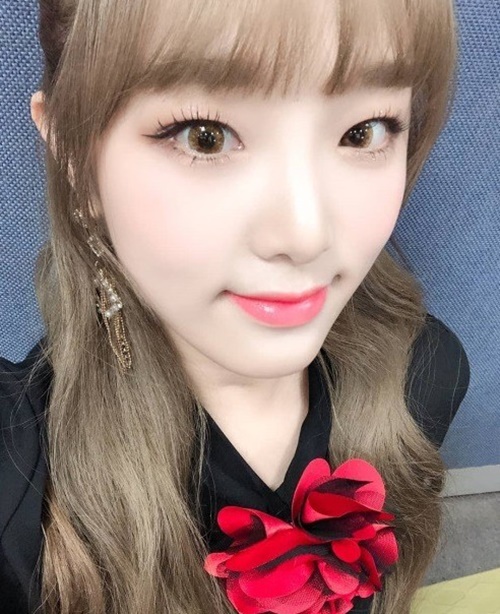 The daily routine of group IZ*ONE member Choi Ye-na has been revealed.On the 21st, Choi Ye-na said through the IZ*ONE official Instagram account, Yena on Friday with a big rose. Wise One!I will meet you at Music Bank after a while. Choi Ye-na in the open photo stares at the camera with a red big rose on a black blouse.Especially his cute appearance and refreshing smile concentrate the attention of fans.IZ*ONE, which Choi Ye-na belongs to, is currently working as the title song Lavian Rose.