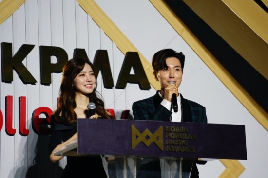 Theres SM inside - JYP and -YG exterior Fairness is okay?The hero of 2018 KPMA, which made its first step, is four-princessWanna One was the one who came to the table: The reason I used the phrase hero rather than the main character was because I literally saved 2018 KPMA from the worst.On the 20th, 2018 Korea Popular Music Awards (hereinafter 2018 KPMA) was held at KINTEX, Ilsan, Goyang, Gyeonggi Province.On this day, Wanna One won a total of four-princesses, including the main prize, popular prize, Ole TV Best The Artist prize,Im on.I started with the Rookie of the Year and got this in a short time thanks to your love, said Kang Daniel, who received the award. I thank Wanna One for filling up his time with love.Kim Jae-hwan said, This award is Wannables, and I love you.We have always thought about what we would say if we get the prize, Park said. There are a lot of people who appreciate it, but we want to praise ourselves for not giving up on this position and for being strong.However, TWICE and BTS, the main characters of the other targets, The Sound Award and The Album Award, did not attend the Awards due to overseas schedules.EXO, which received the popular award, also failed to attend the awards due to overlapping concerts.Most of the awards were filled by SM singers, who were named winners in various parts.EXO, NCT127, Super Junior, along with Red Velvets two-time winner, won the award, and SM won a total of five gold medals.Among JYP singers who played TWICE, Gods Seven, and Stray Kids this year, TWICE was the only two winners and was delighted with the award.However, the awards were missed due to overseas schedules, and all JYP singers were absent.Singers who performed outstandingly were called winners even though they could not attend.However, the icon that received great love this year with I Loved and the black pink that received explosive love of Toodoudo did not get a name anywhere.The YG was more of an outside of the Awards than a no-show.The most notable part of the awards was the first awards winners: OH MY GIRL and Ben enjoyed the joy of the first awards at the 2018 KPMA.I was awarded the first prize at the Awards since my debut, said OH MY GIRL, who was selected as the main prize winner. Thank you very much.Miracle and WM Entertainment, who cheered me up, can go slowly, so thank you for the courage to go forward.The members also believed in OH MY GIRL and thank you so much for going with me. Ben, who won the OST award, said, It is my ninth year of debut and I am honored to receive such a good award at the first KPMA.Once in a lifetime, the precious Rookie of the Year award once again (girls) and The Boyz were the prime ministers joy.I am grateful to Neverland for always making me feel good when the big stage is shaking because I am a rookie, said Jeon So-yeon, a girl.The Boyz said, I am grateful to all those who have given me more than just an award.I think it is not easy to like, support and love someone in busy daily life, but I think that Derby received an ideal because they supported The Boyz.I really appreciate it. He said that he would like to see Kevin and Q who did not attend the awards on the day due to the type A flu.As the 2018 KPMA was held once, many of the parts that needed to be supplemented were noticeable. The 2018 KPMA, which bought the originality from ticket bookings, was regrettable due to its somewhat sloppy progress.Super Junior Lee Tae-kwon and Actor Jin Se-yeons MC breathing was not bad, but even though the awards started, the audience did not go through all the seats, so it was only a charm that the empty standing seats were caught on the camera.The singer, who was called the winner, came to the stage and gave a prize and a microphone on the table and gave a feeling of winning the prize.And in the music source award, which the winner did not attend due to the schedule of the film, and the album award, a unique scene was drawn in which the prize winner came to the stage and called the winner.In addition, the performance was delayed because the singer could not finish preparation because the award and special stage were followed.There was also controversy in the popularity prize. Previously, the 2018 KPMA conducted a paid vote to encourage rivalry among fans.However, in the awards, EXO and Wanna One jointly won the popular award and made fans lose their minds.There were many mistakes that could not catch the monotonous camera work and the timely screen.Every time I spoke about the award, the camera shook up and down, making the eyes of viewers tired.Below is a list of 2018 KPMA winners (team)▲ Singer Award = Wanna One▲ Sound Source = TWICE▲ Album Award = BTS▲ Rookie = (girls) Children, The Boyz▲ Main prize = Mamamu, OH MY GIRL, Roy Kim, Jang Duk Chul, NCT 127, Momo Land, BtoB, TWICE, Red Velvet, Wanna One, BTS▲ Genre = Sean (Indy) Simon Dominic (Hip-hop), Ben (OST), BtoB (ballad), Urban Zakapa (R&B)▲ OleTV Best The Artist Award = Wanna Travel Wanna One▲ Solo Dance Award = Cheongha▲ Group Dance Award = Red Velvet▲ Producer Award = Starship Entertainment Kim Si-dae▲ Public Performance Activity/Public Song Activity Award = Kwon Byung-ho/Pentagon▲ Popularity = Wanna One, EXO▲ Thanks to You Award = Cho Yong-pil▲ Korean Wave Performance Award = Super Junior