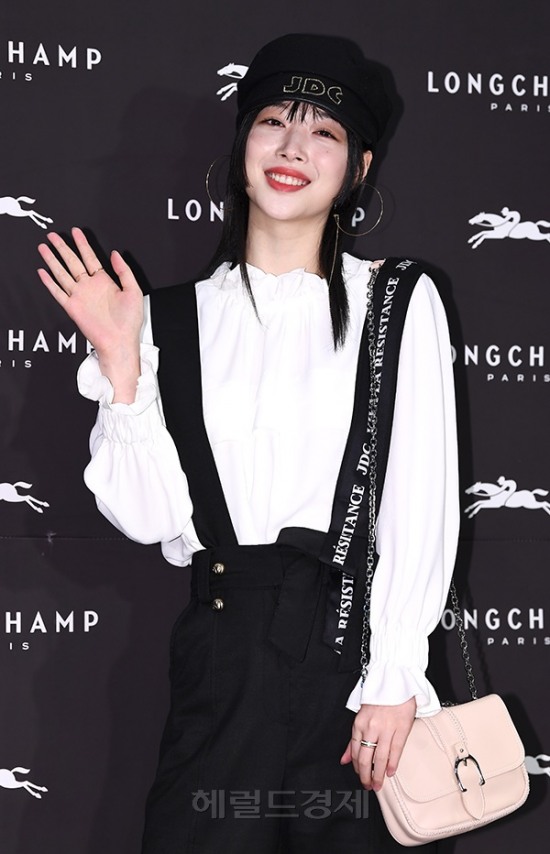 On the afternoon of the 21st, the French brand Longsham Boutique opening ceremony was held at Jamsil store, Lotte Department Store, Songpa-gu, Seoul.Sulli, who attended the Event, has a photo time.Reflecting Longchamps Parisien identity, the newly renewed Boutique features a variety of collections, including accessories and clothing, including womens luxury handbags.