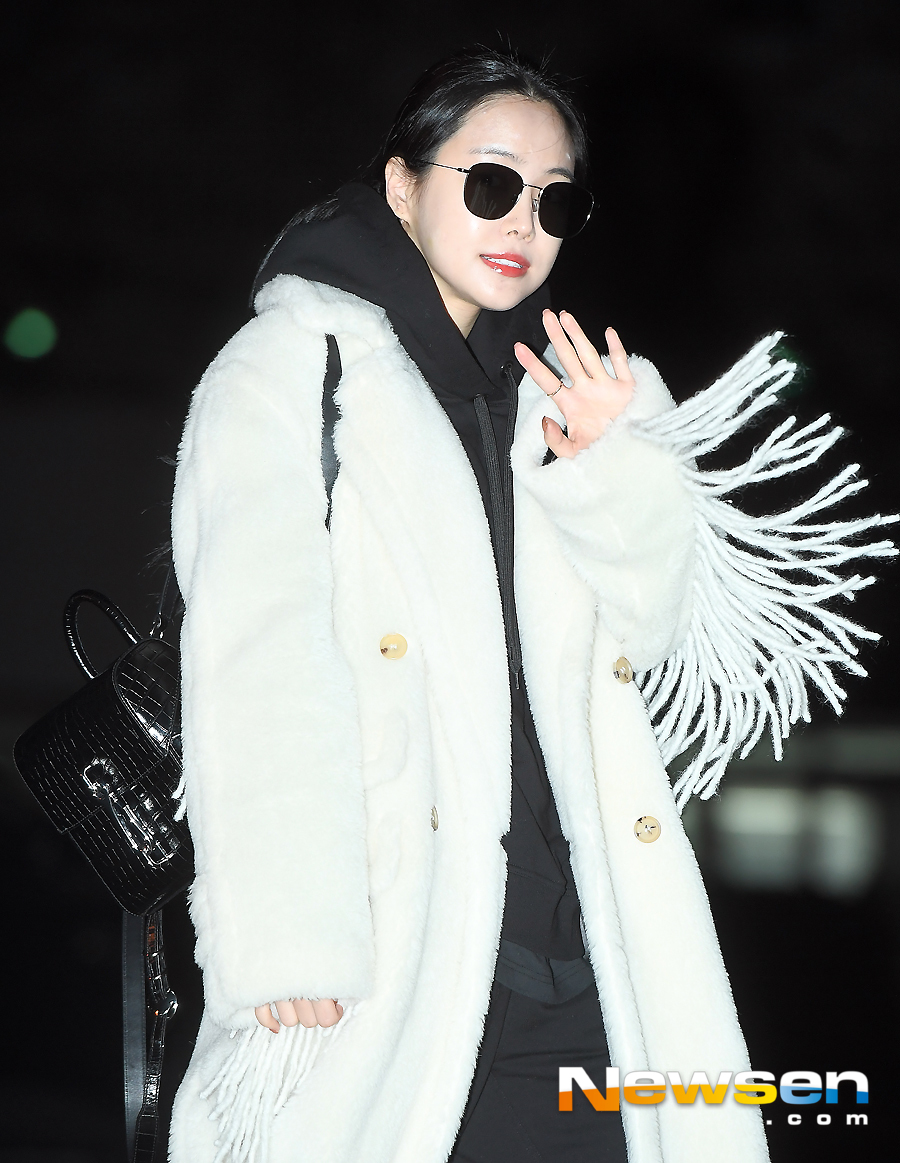 KBS 2TV Music Bank rehearsal was held at the public hall of Yeouido KBS New Pavilion in Yeongdeungpo-gu, Seoul on December 21st.Apink Son Na-eun is on his way to work on the day.