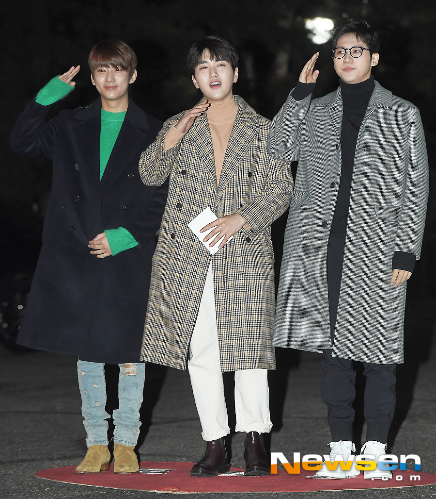 KBS 2TV Music Bank rehearsal was held at the public hall of KBS New Pavilion in Yeouido, Yeongdeungpo-gu, Seoul on December 21st.On that day, B1A4 (Sandle Ballroom Shin Woo) attended the rehearsal.