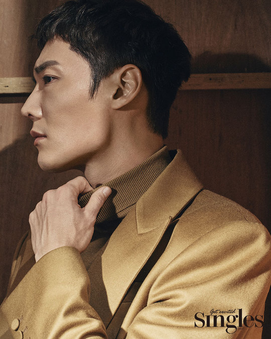Choi Jin-hyuk has asked for his expectation of the Empress I Musici.Fashion magazine Singles released a masculine picture of actor Choi Jin-hyuk, who is well received as a secret character Na Wang-sik in SBS drama Empress I Musici on December 21st.In this picture, actor Choi Jin-hyuk showed a hot masculine beauty by overwhelming the camera with deeper eyes and emotional lines.SBS drama Empress I Musici is ranked # 1 in the overall tree drama ratings and is loved by viewers.Actor Choi Jin-hyuk said, I was originally offered a different role as a decisive moment to choose Nawang Sik.But strangely, the royal food was more attracted to the Character, and I was attracted to fighting against the forces of evil. As actors are evaluated as filmography, it is important to choose works. Actor Choi Jin-hyuk said, I look thoroughly into the public eye.It is important to have fun when I read the scenario rather than the role that I look outstanding and cool. The power to move Nawangsik is revenge. Choi Jin-hyuk said, Even if I do not want to try, challenging is the driving force that moves me.If you decide to do anything, you will try to do your best without looking back. I do not want to regret that you will do harder when you monitor it. Actor Choi Jin-hyuk, who is celebrating his 13th year debut this year, said, I am acting well. I have never thought about it.I think it is the actors ability to make any ambassador or acting my way. Personally, I like Lee Byung-huns acting.It is not acting, but it seems like it is just like him. The drama Empress I Musici, which is in high ratings, will run at the peak of the drama with a full-fledged revenge of Na Wang-sik.Choi Jin-hyuk also said, I hope viewers will expect the full-scale revenge drama to be drawn. Coach Joo Dong-min is always the No. 4 hitter.Hes talking about Hidden Card, he said.emigration site