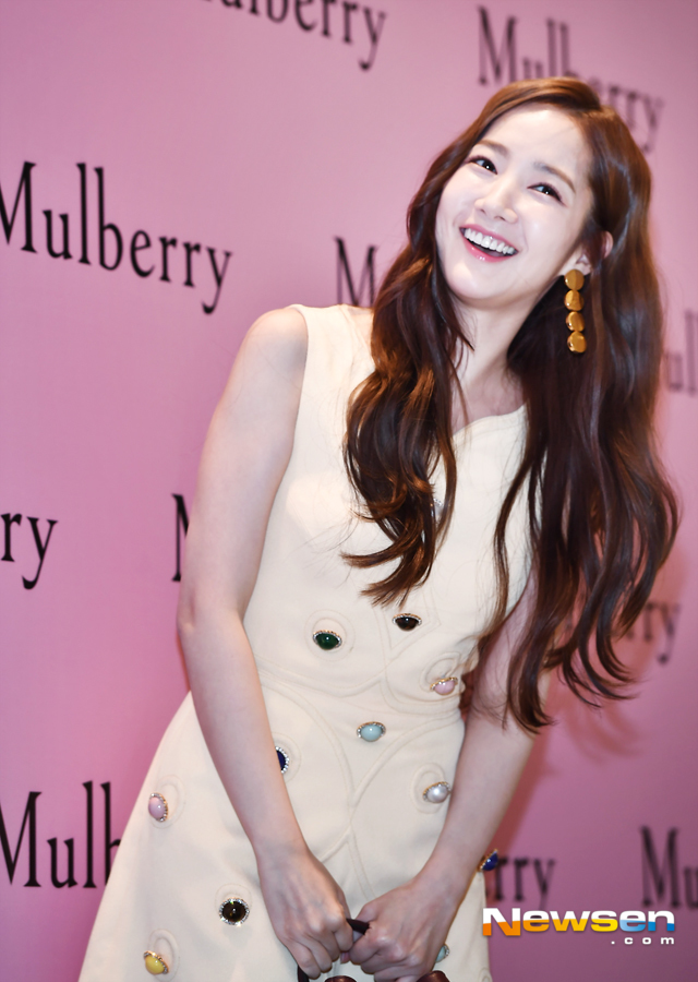 The Mulberry Photo Call Event was held at Lotte Avenue El Jamsil store on the afternoon of December 21.Park Min-young is attending and posing on the day.