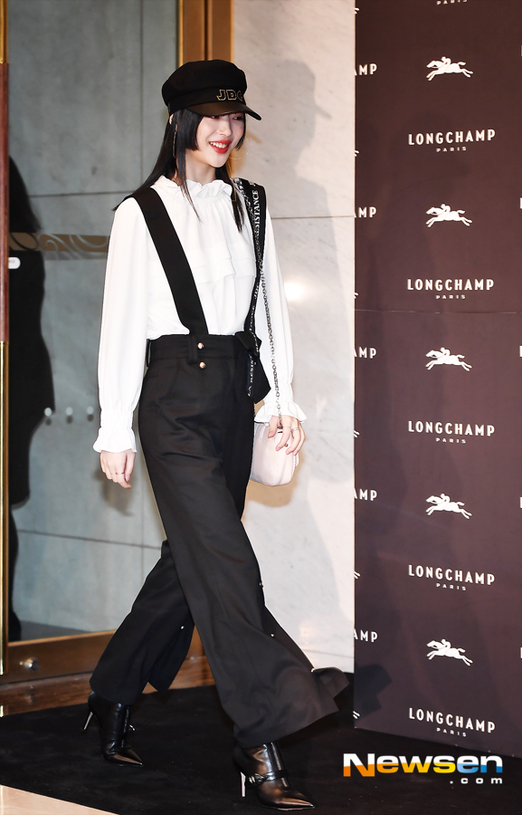 The Longchamp Photo Call Event was held at Jamsil Store in Lotte Department Store, Seoul on the afternoon of December 21.Sulli is posing in attendance on the day.Lee Jae-ha