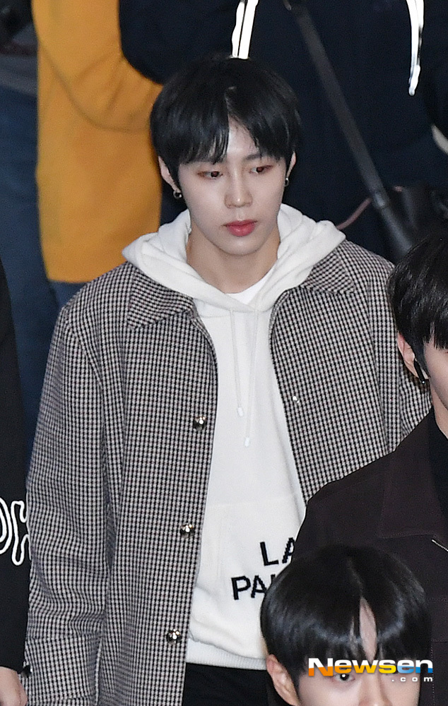 <p>Singer Wanna One Ha Sung-woon, this 12 21, the afternoon abroad a certain car in Seoul Gangseo Gimpo International Airport via Japan into China.</p>