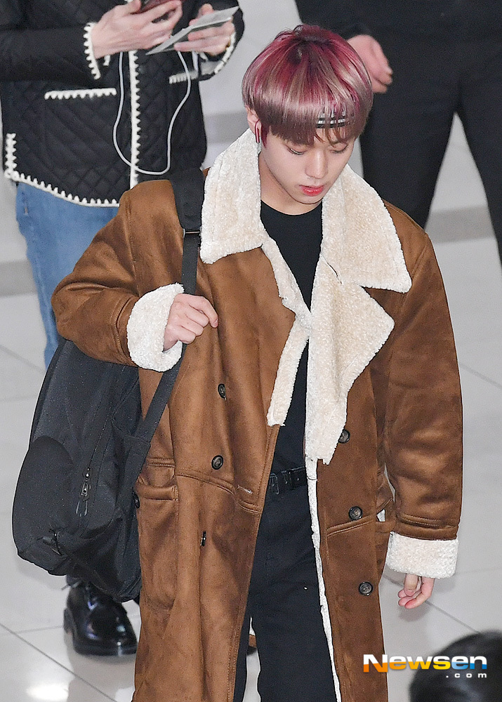 <p>Singer Wanna One Park Jihoon this 12 21, the afternoon abroad a certain car in Seoul Gangseo Gimpo International Airport via Japan with Departure.</p>