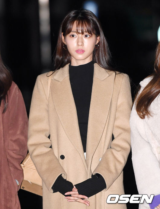 Music Bank rehearsal was held at the opening hall of the Yeouido-dong KBS new building in Yeongdeungpo-gu, Seoul on the morning of the 21st.Group AOA Seolhyun has photo time.