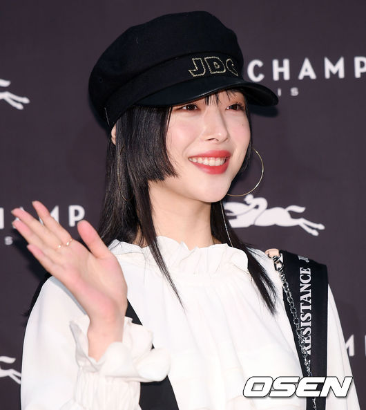 Singer Sulli is attending a luxury brand photo call Event held at Jamsil branch of Lotte Department Store in Songpa-gu, Seoul on the afternoon of the 21st.