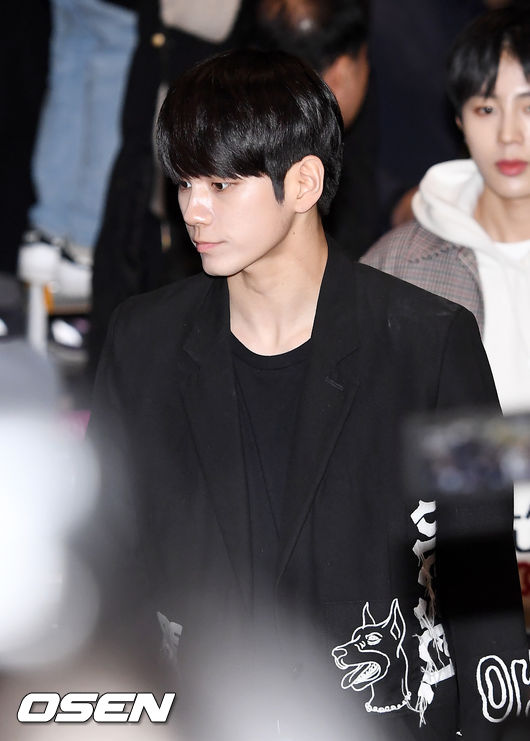 <p> Wanna One Ong Seong-wu family members, along with 21 afternoon abroad a certain car in Seoul Gangseo Gimpo International Airport via Japan with Departure. /</p>