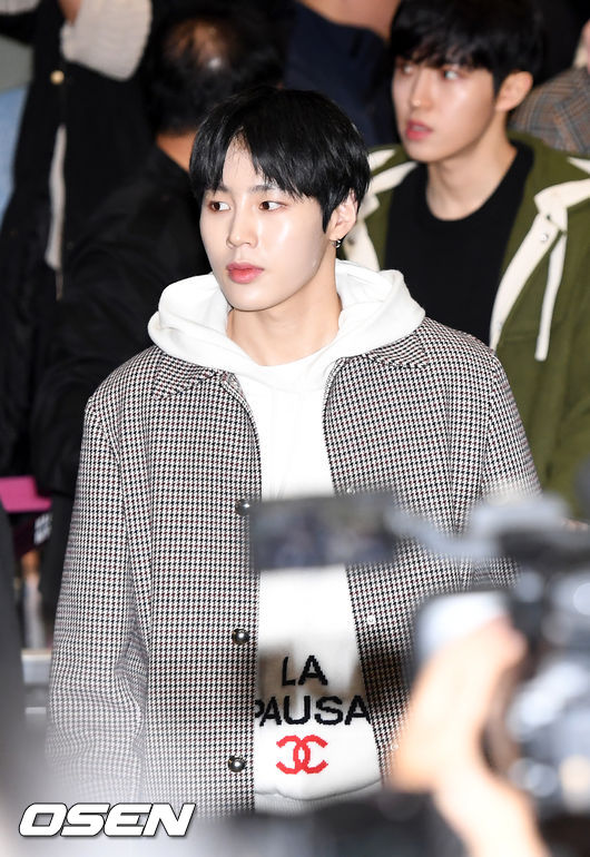 <p> Wanna One Ha Sung-woon the members with 21 days afternoon abroad a certain car in Seoul Gangseo Gimpo International Airport via Japan with Departure. /</p>