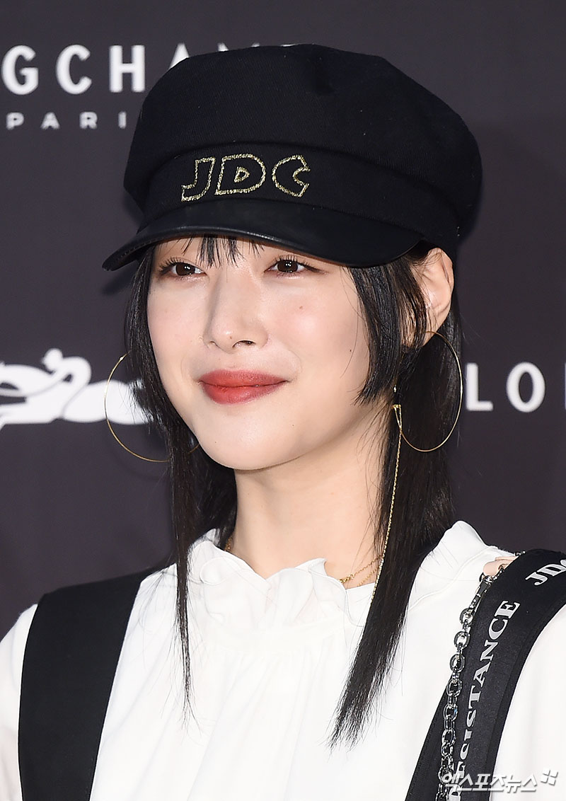 Singer Sulli, who attended the Boutique Open Event of a luxury brand held at Jamsil Store in Lotte Department Store in Jamsil-dong, Seoul on the afternoon of the 21st, poses.