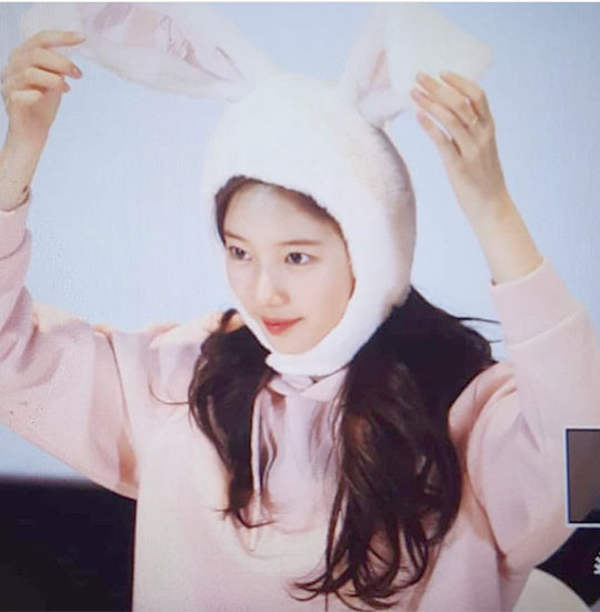<p>Bae Suzy is a 22, their SNS rabbit shape emoticons with photo raised.</p><p>The picture Bae Suzy is the pale pink of the Bunny ears have hat, fan or staff, to be taken. Bae Suzy is like a baby with rabbit ears not. Bae Suzy of unique women already is remarkable.</p><p>Bae Suzy is my year broadcasting for SBS drama The Vagabondfrom Lee Seung-gi and focused breathing.</p>