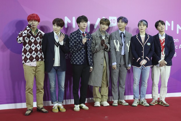 Major music outlets, including Billboard and Rolling Stone, have highlighted the performance recorded by BTS in 2018.Billboard picked the most notable record of 2018 for the LOVE YOURSELF Tear released by BTS this year and the two albums of LOVE YOURSELF Answer in the article Chat Records of the Year on the 18th (local time).Prior to this, Billboard reported on the 17th, BTS breaks down the wall of genre while K-pop expands its influence around the world.Billboard mentioned the year-end settlement chart, which was the first and best record for Korean singers by BTS, saying, BTS has surpassed the K-pop genre.It has grown rapidly on Billboards major charts in a way that Korean singers have not shown in the past.He also emphasized that BTS is the first Korean group to be named on the social 50 chart. BTSs achievements are increasing interest in K-pop artists and music activities, and K-pop will help them grow healthy.Rolling Stone also announced on the 14th that it selected the Best Pop Albums of the Year 20 (20 Best Pop Albums of 2018) and the Best Song 50 of the Year (50 Best Songs of 2018).BTS LOVE YOURSELF Tear and title song FAKE LOVE were the only Korean singers to rank.Rolling Stone said, BTS albums have more than the best grades.BTS showed everything they could without putting down their language (Korean) and style. In particular, FAKE LOVE broke the language barriers in the American popular music market and set a new record for the K-pop group.In addition, the New York Times Best Songs of the Year 65 (The 65 Best Songs of 2018) included LOVE YOURSELFs Tear title song FAKE LOVE and intro song Singularity.Photo: eNEWS DB