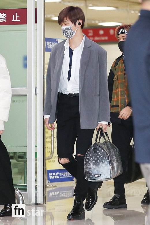 Group Wanna One arrived at Gimpo International Airport after finishing the Fan signing event event schedule, which also served as an individual handshake to commemorate the release of the album 111=1 (POWER OF DESTINY) in Tokyo, Japan on the afternoon of the 22nd.