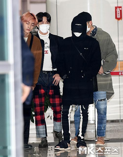 BTS returned home through Gimpo International Airport after a fan meeting event in Japan on the afternoon of the 22nd.BTS is exiting the Arrival Point.