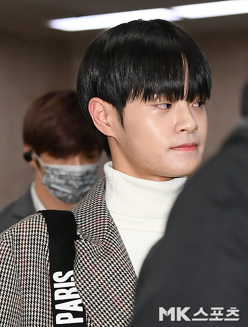 Wanna One returned home via Gimpo International Airport after a fan signing and high-touch event in Japan on Tuesday afternoon.Wanna One Lee Dae-hwi is leaving the arrivals hall.