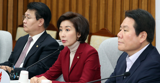 나경원 자유한국당 원내대표가 21일 서울 여의도 국회에서 열린 원내대책회의에서 모두발언을 하고 있다/사진=뉴스1