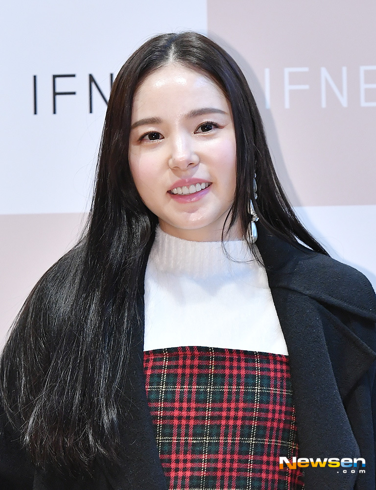 Actor Min Hyo-rin attended a Fan signing event event ceremony for the exclusive model of the mother fashion brand held at a Department Store in Danwon-gu, Ansan-si, Gyeonggi-do on December 21st.useful stock